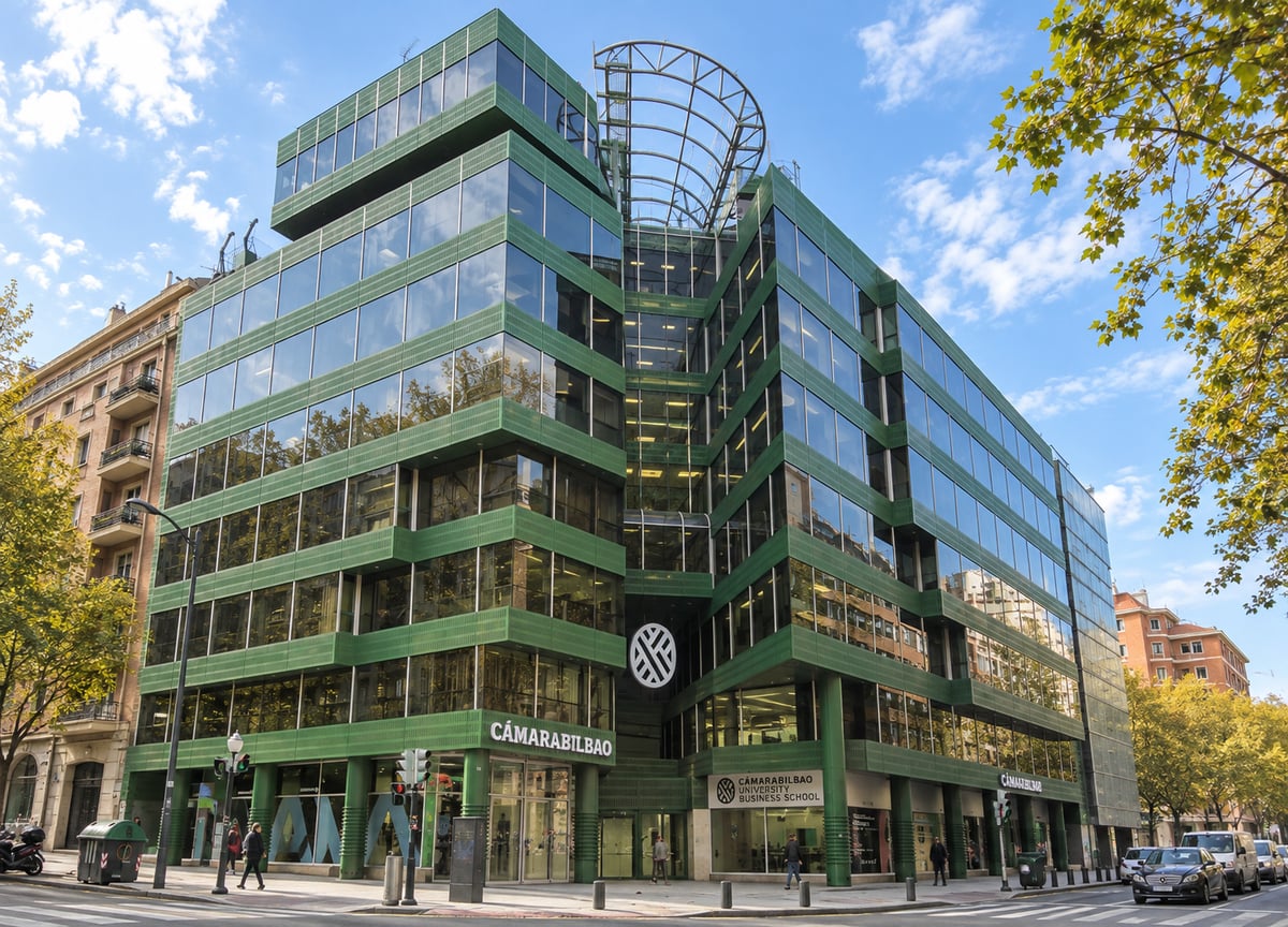La fachada del edificio verde de la Cámara de Comercio de Bilbao