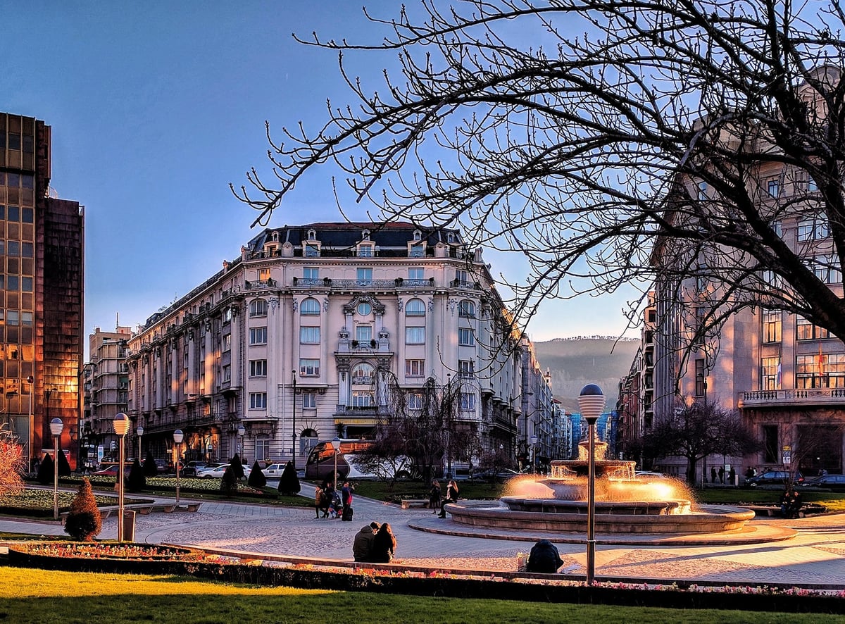 Fachada del Hotel Carlton de Bilbao vista desde la plaza Elíptica