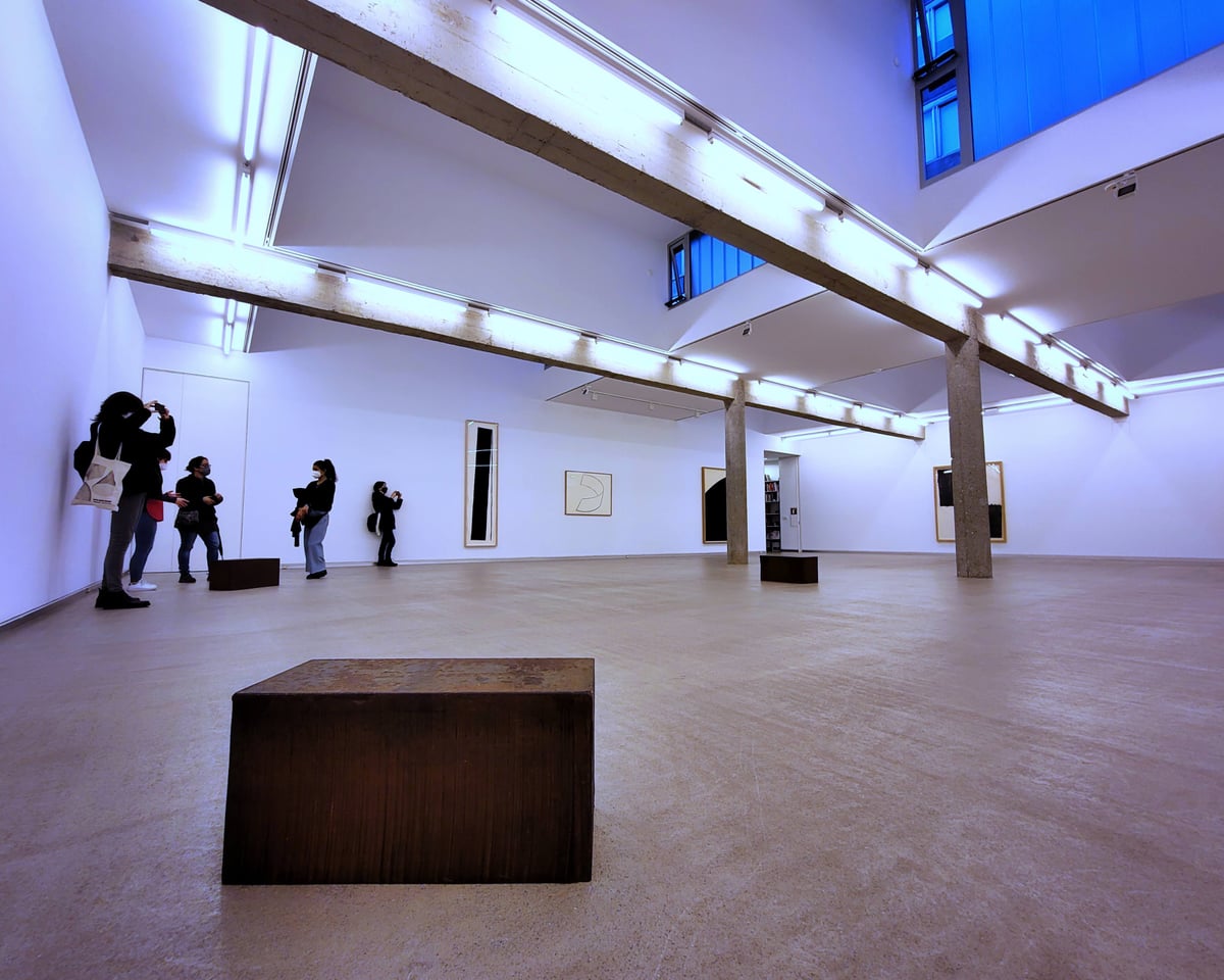 Fotografía de la fachada exterior de Galería de Arte CarrerasMugica resaltando sus principales elementos arquitectónicos.