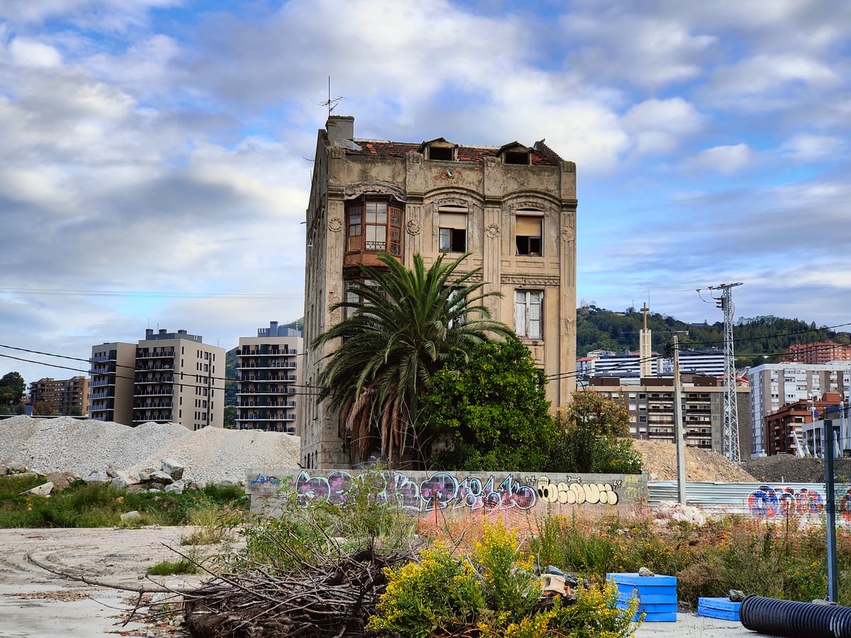 Fotografía de mi archivo personal mostrando Casa de la Palmera de Zorrotzaurre, que ya no puede visitarse.