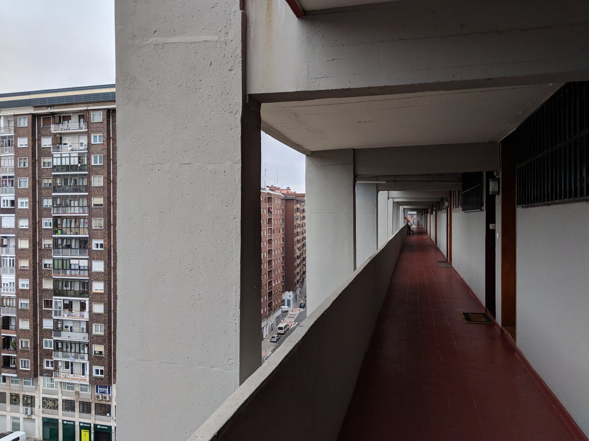 Fotografía de la fachada exterior de Casas Americanas resaltando sus principales elementos arquitectónicos.