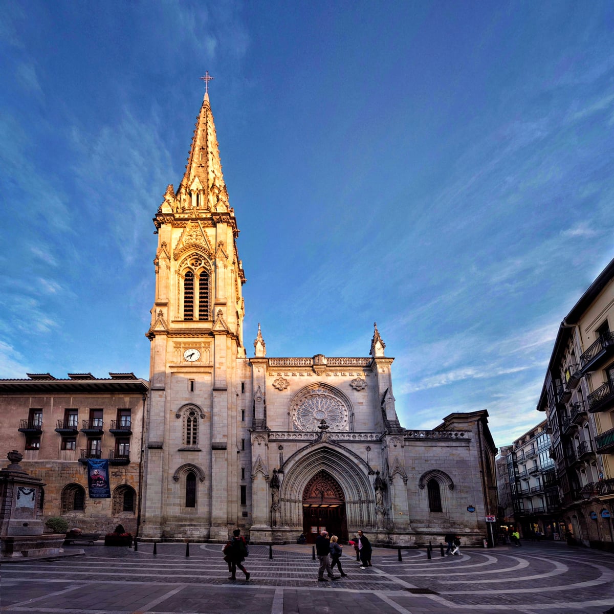 Fotografía de la fachada exterior de Catedral de Santiago resaltando sus principales elementos arquitectónicos.