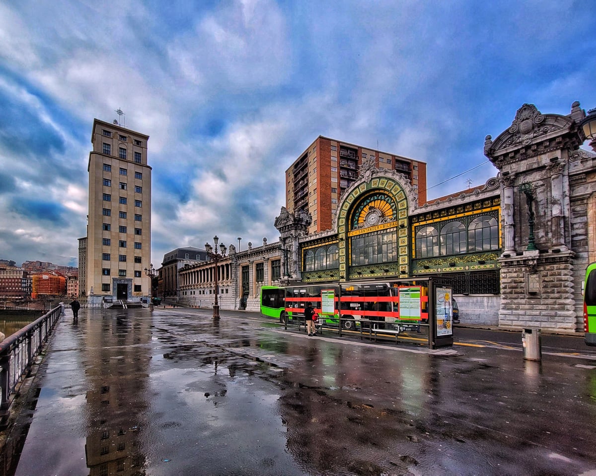 Fotografía de la fachada exterior de Estación de La Concordia resaltando sus principales elementos arquitectónicos.