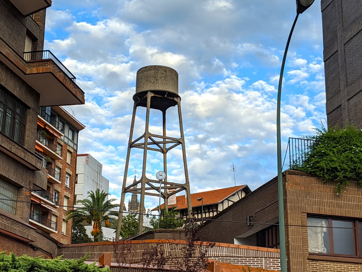 Fotografía de la fachada exterior de Antiguo Depósito de Aguas de Dolaretxe resaltando sus principales elementos arquitectónicos.