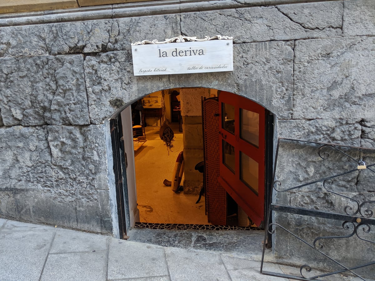 Fotografía de la fachada exterior de La Deriva, Taller de Curiosidades resaltando sus principales elementos arquitectónicos.