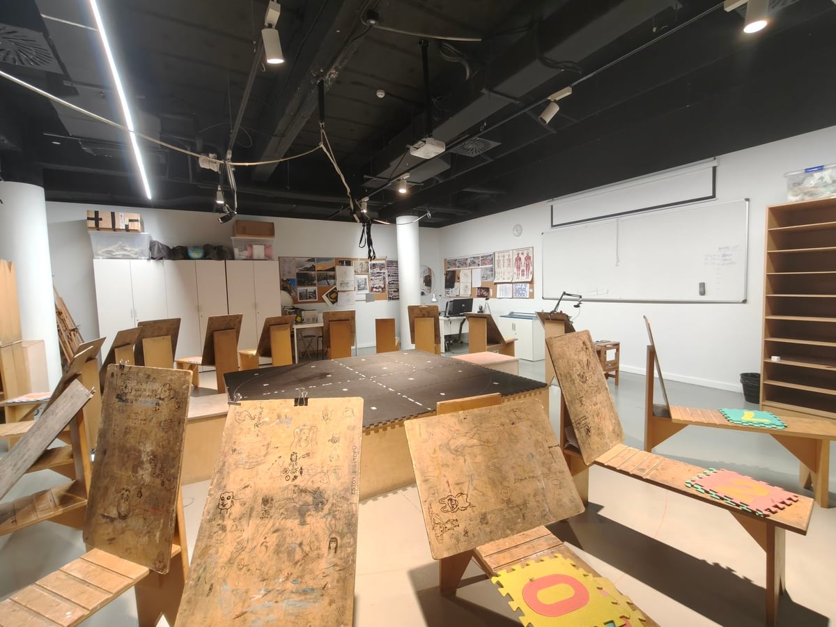 Sala de dibujo tradicional con caballetes en el edificio Beta I