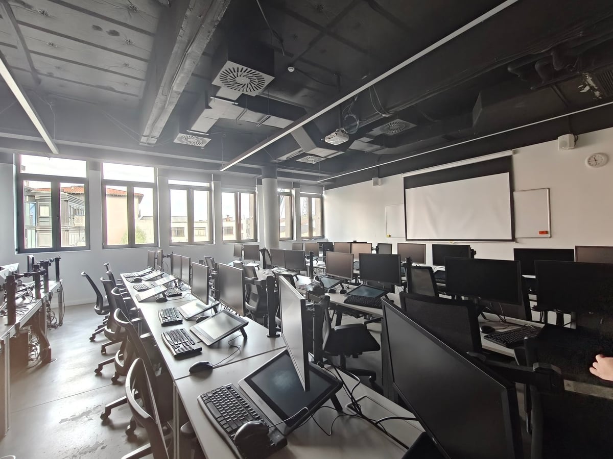 Aula con ordenadores en el edificio Beta I