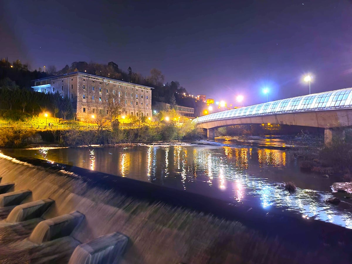 Fotografía de la fachada exterior de El Pontón resaltando sus principales elementos arquitectónicos.