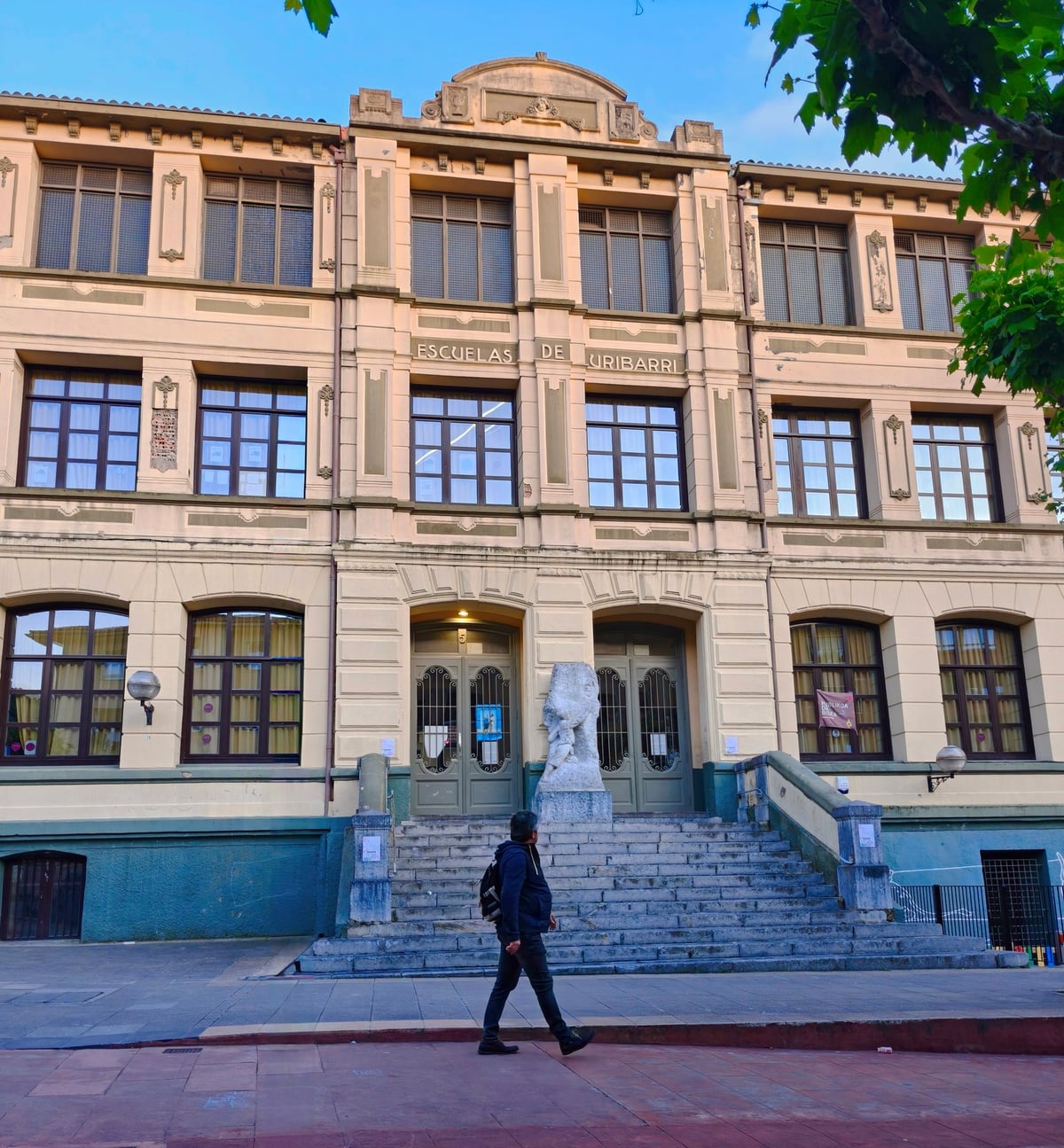 Fotografía de la fachada exterior de Las Escuelas de Uribarri resaltando sus principales elementos arquitectónicos.