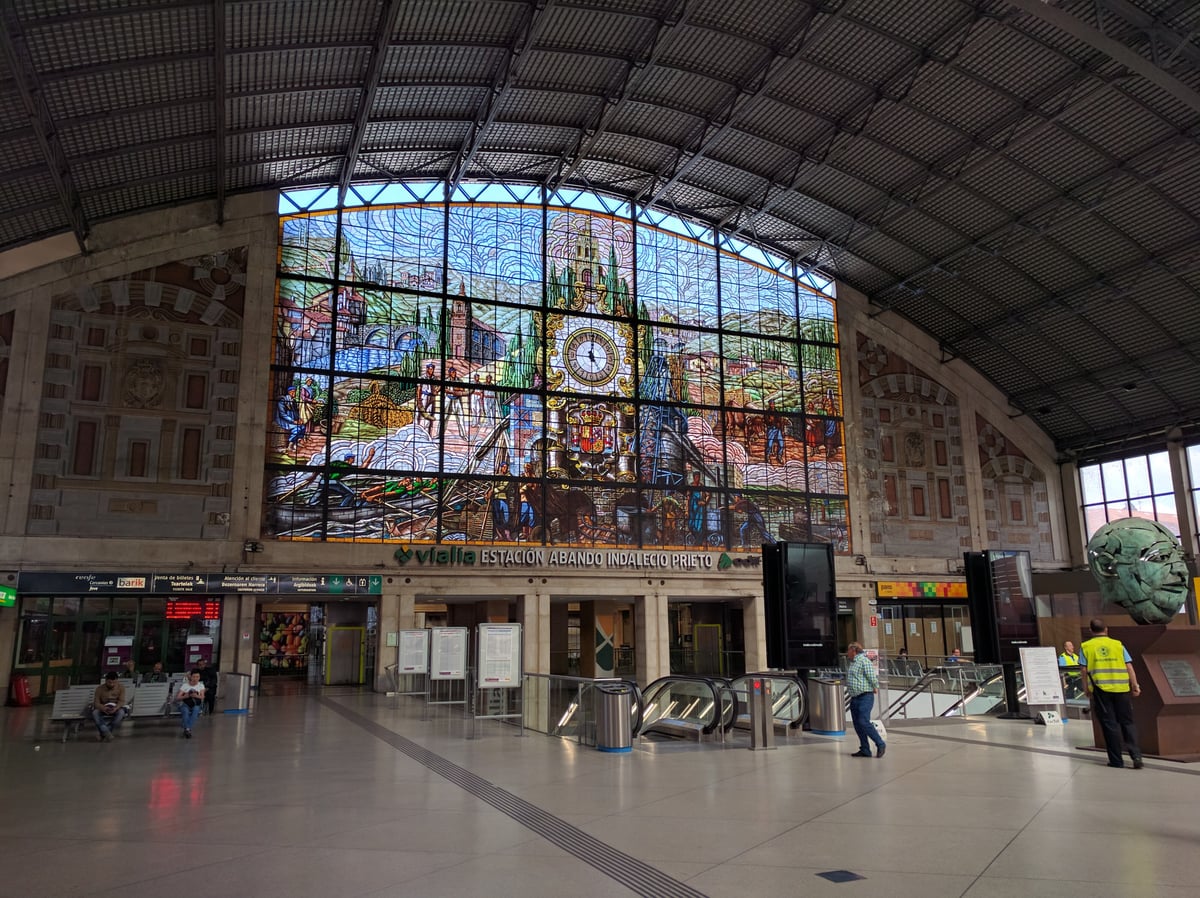 Fotografía de la fachada exterior de Estación de Abando Indalecio Prieto resaltando sus principales elementos arquitectónicos.