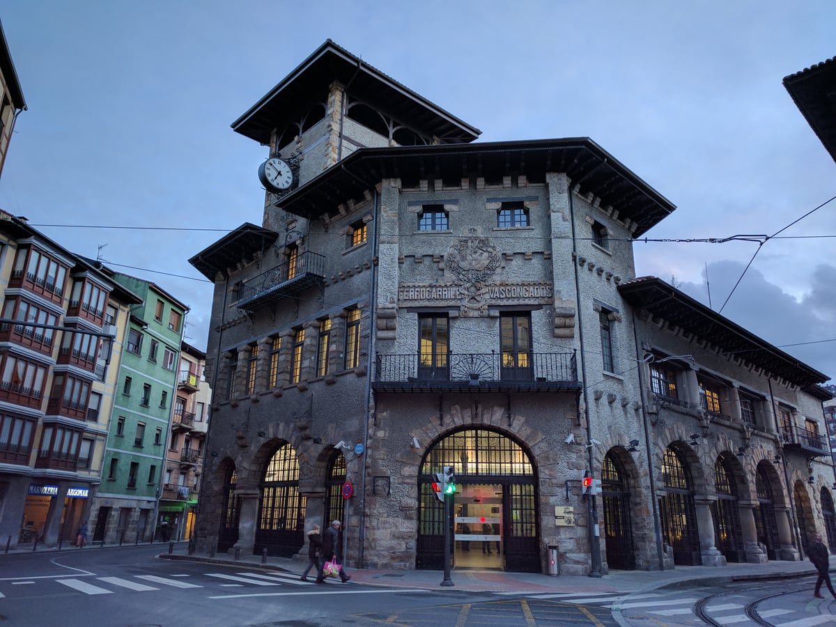 Fotografía de la fachada exterior de Estación de Atxuri resaltando sus principales elementos arquitectónicos.