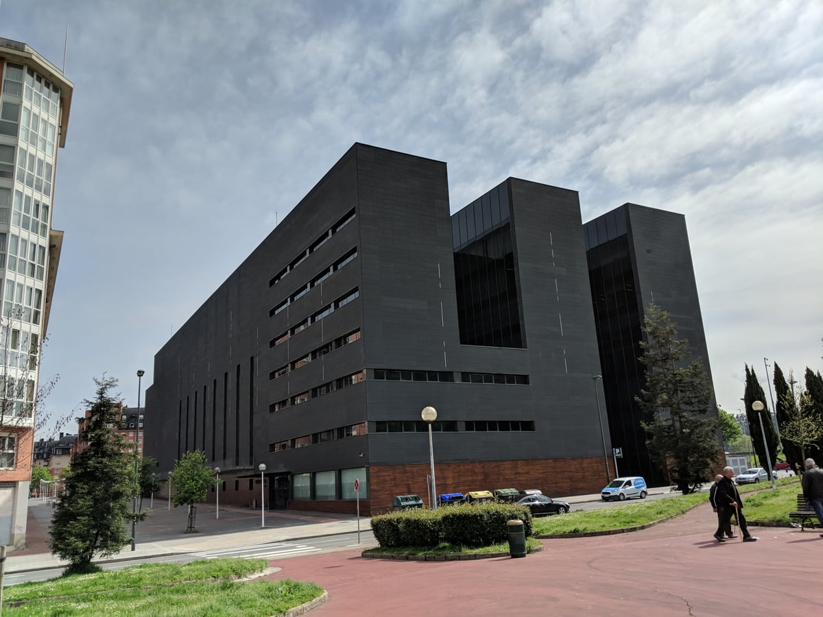 Fotografía de la fachada exterior de Frontón Bizkaia - Kirol Etxea resaltando sus principales elementos arquitectónicos.