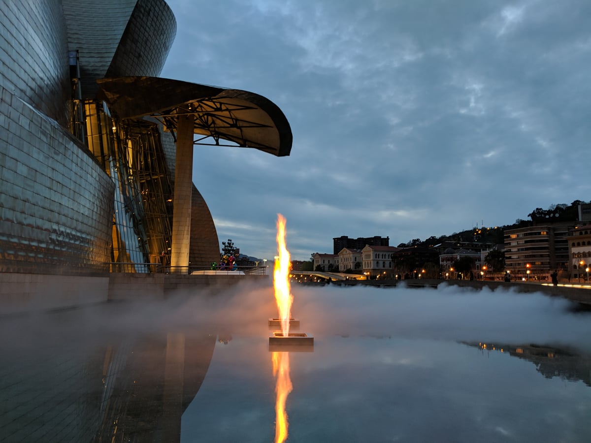 Fotografía de la fachada exterior de Fuente de Fuego (Guggenheim Bilbao) resaltando sus principales elementos arquitectónicos.