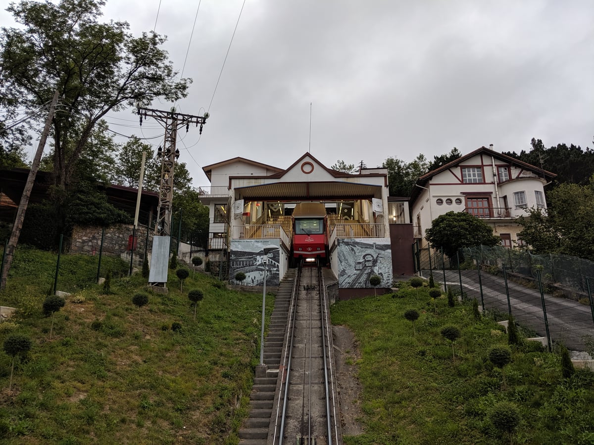 Fotografía de la fachada exterior de Funicular de Artxanda resaltando sus principales elementos arquitectónicos.