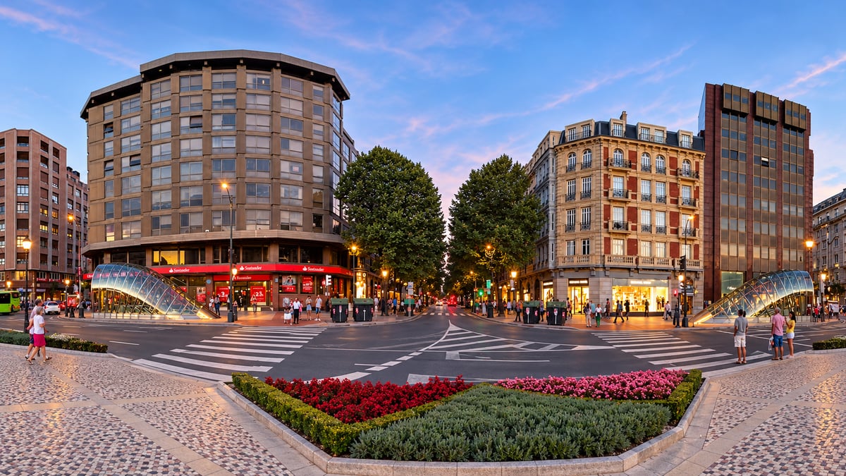 Vista de la Gran Vía de Bilbao desde la plaza Elíptica