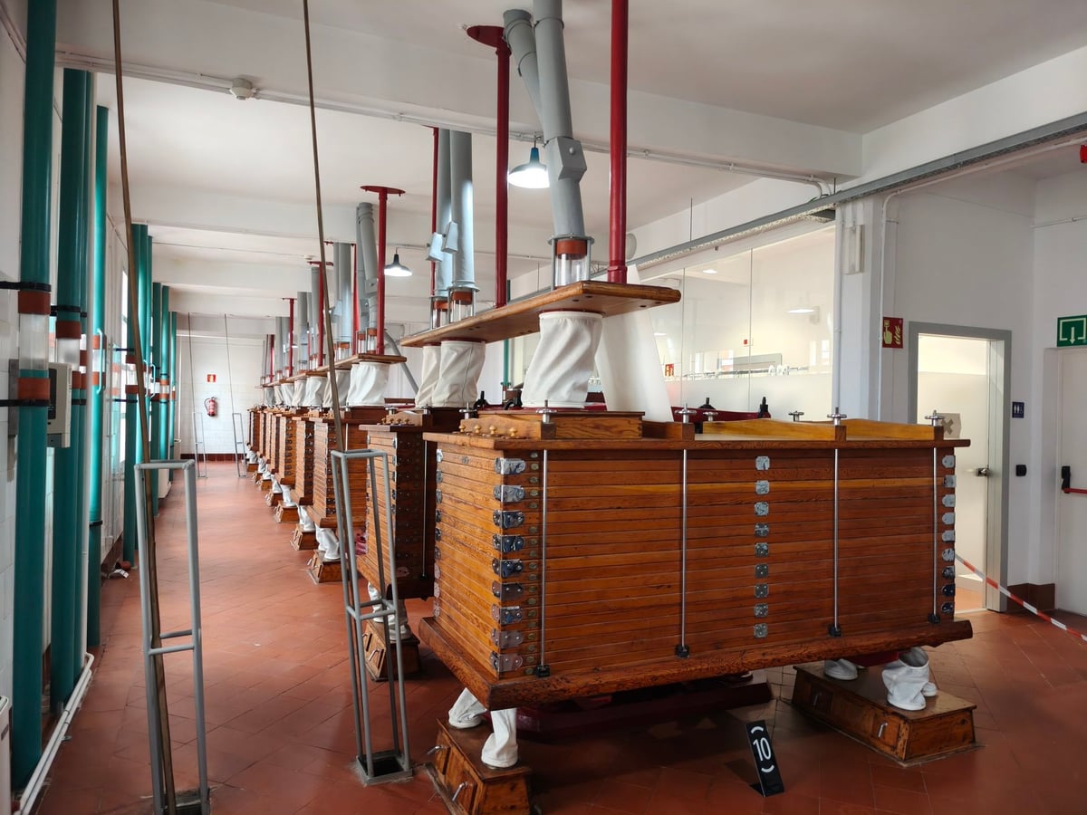 Tubos y conductos que atraviesan los forjados de la antigua fábrica de Harino Panadera