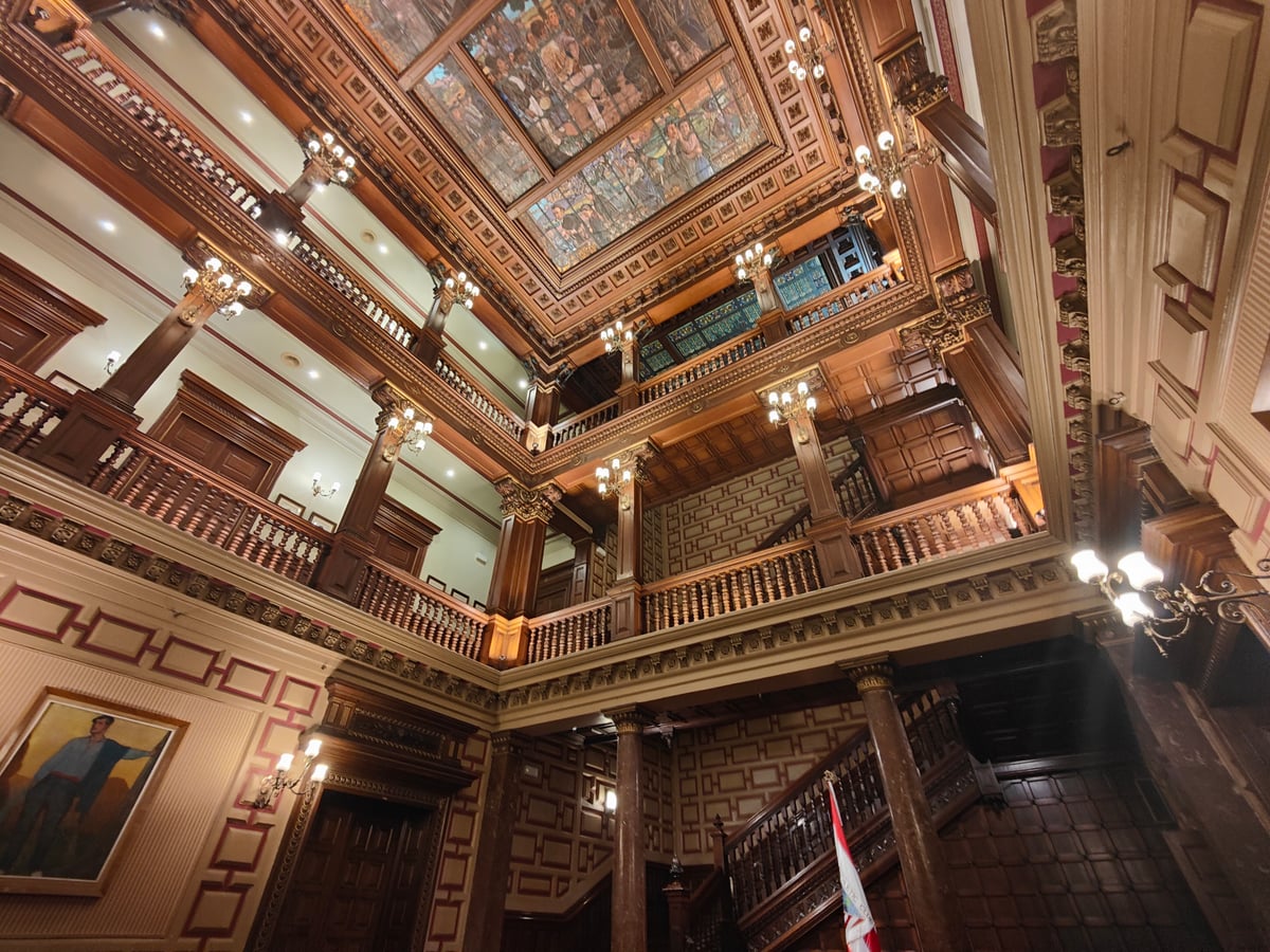 Fotografía de la fachada exterior de Palacio de Ibaigane resaltando sus principales elementos arquitectónicos.