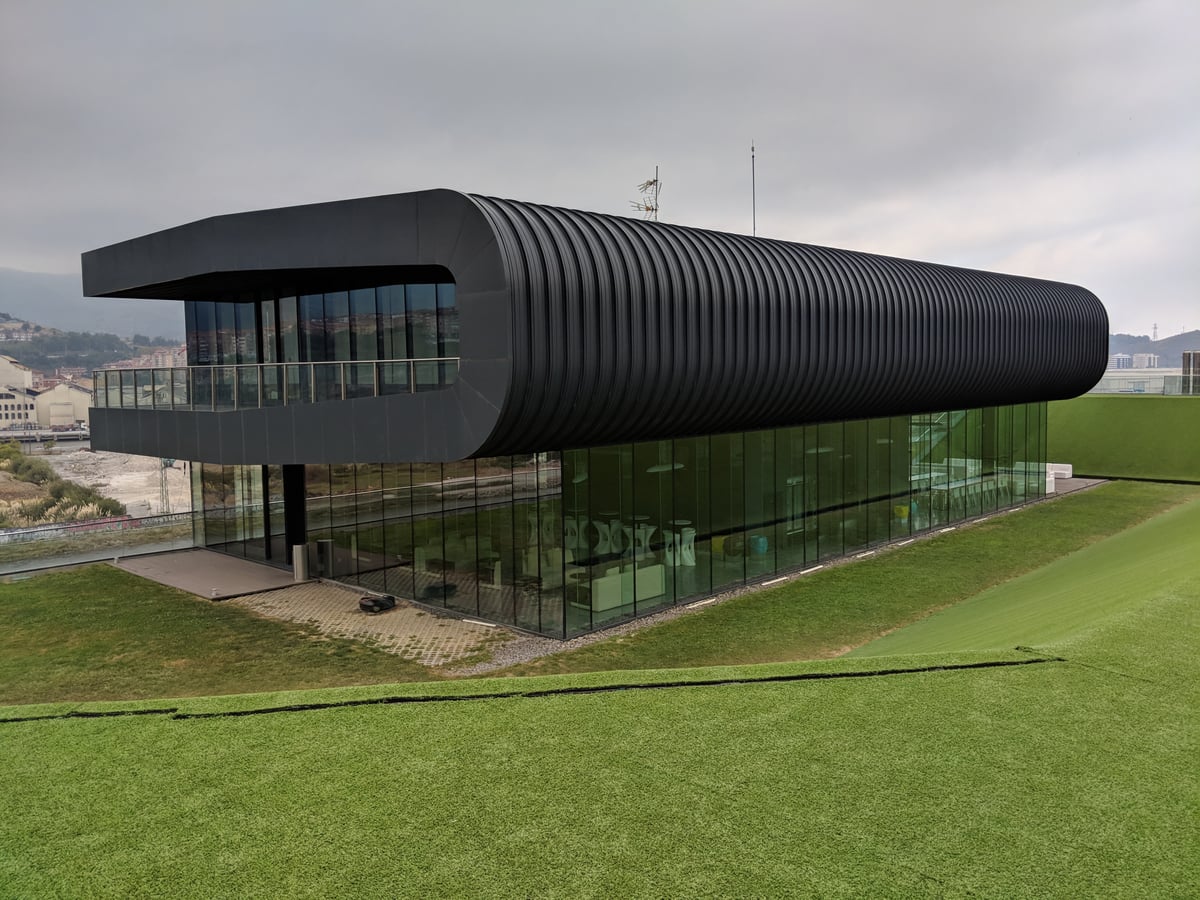 Fotografía de la fachada exterior de Sede IDOM Bilbao resaltando sus principales elementos arquitectónicos.