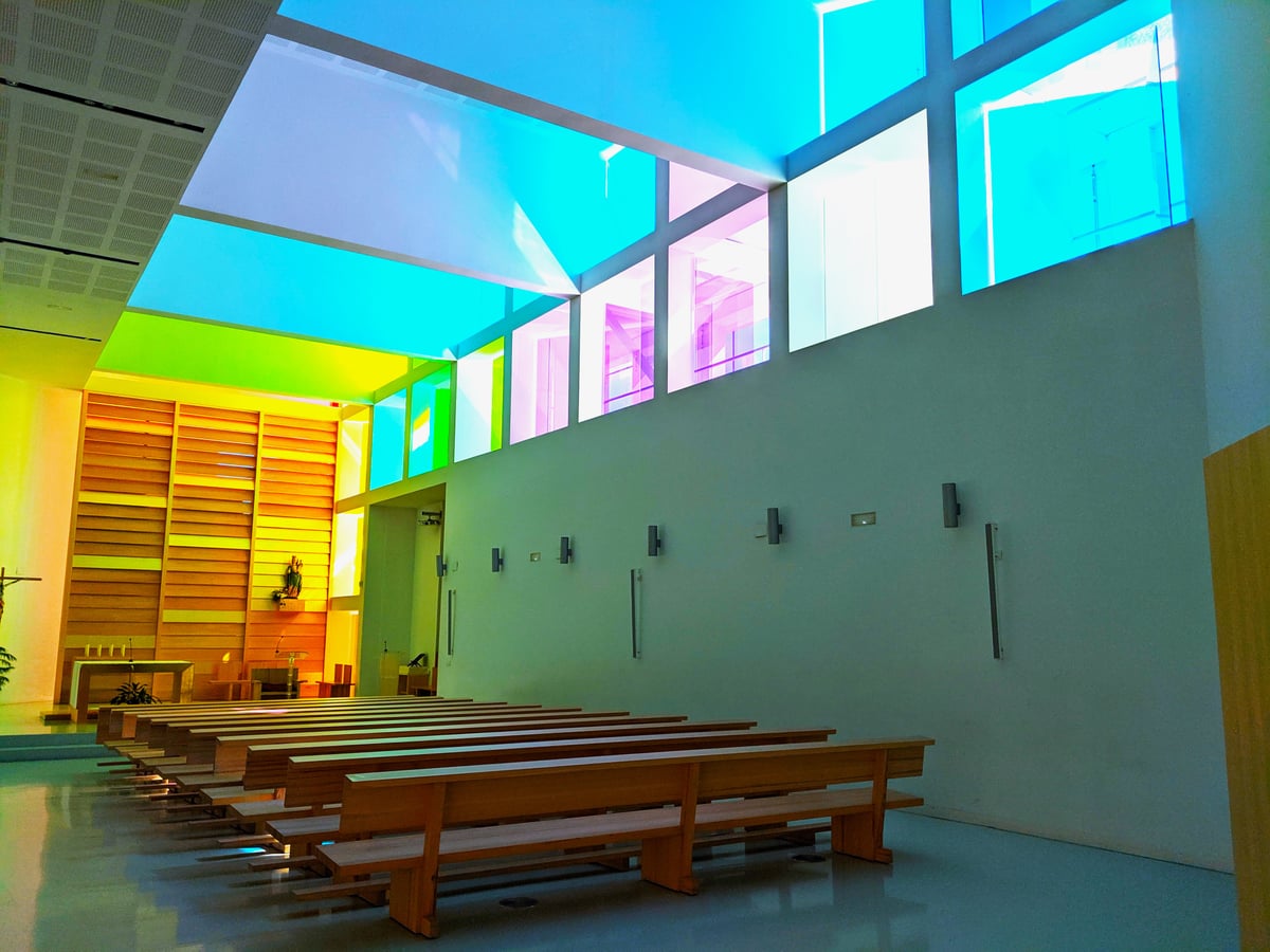 Fotografía de la fachada exterior de Iglesia de Santa María Josefa resaltando sus principales elementos arquitectónicos.