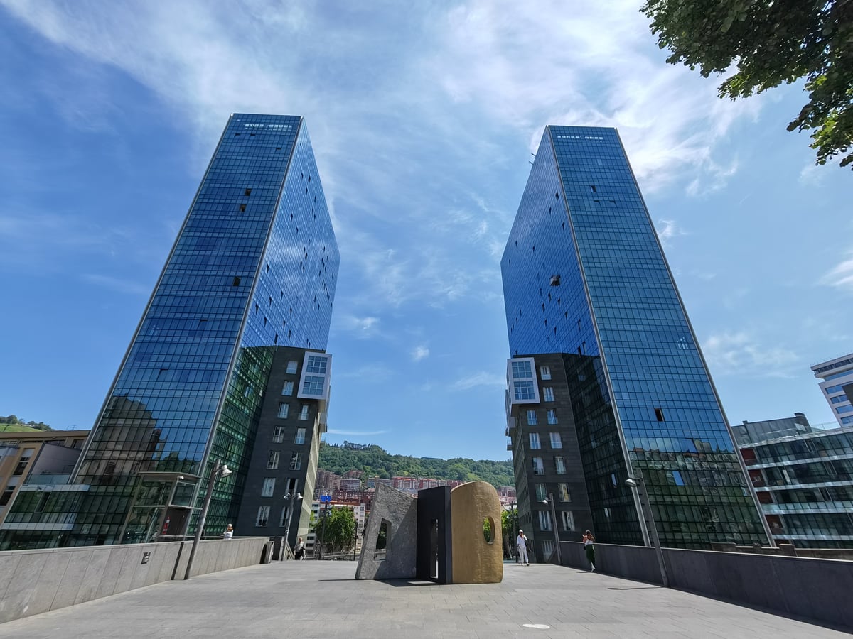 Fotografía de la fachada exterior de Isozaki Atea resaltando sus principales elementos arquitectónicos.