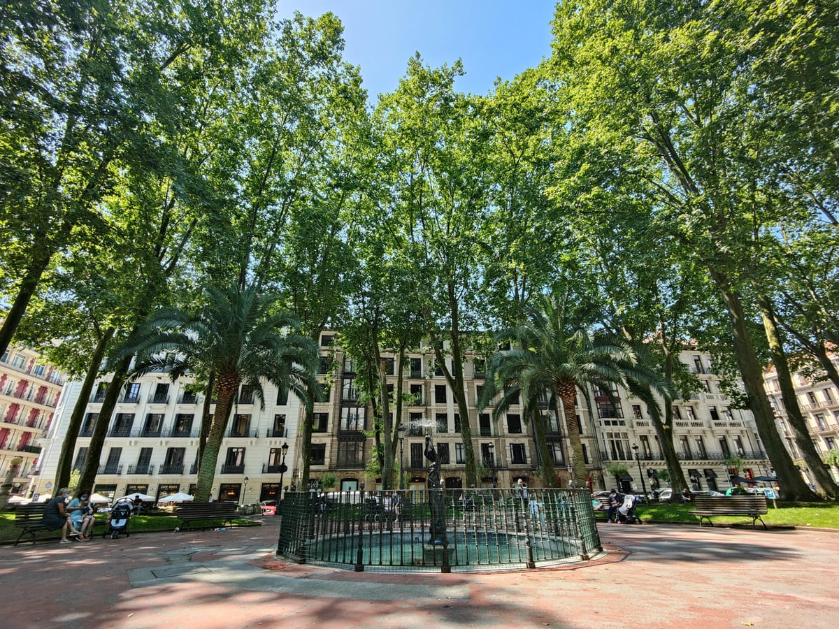 Fotografía de Jardines de Albia en un día soleado en Bilbao.