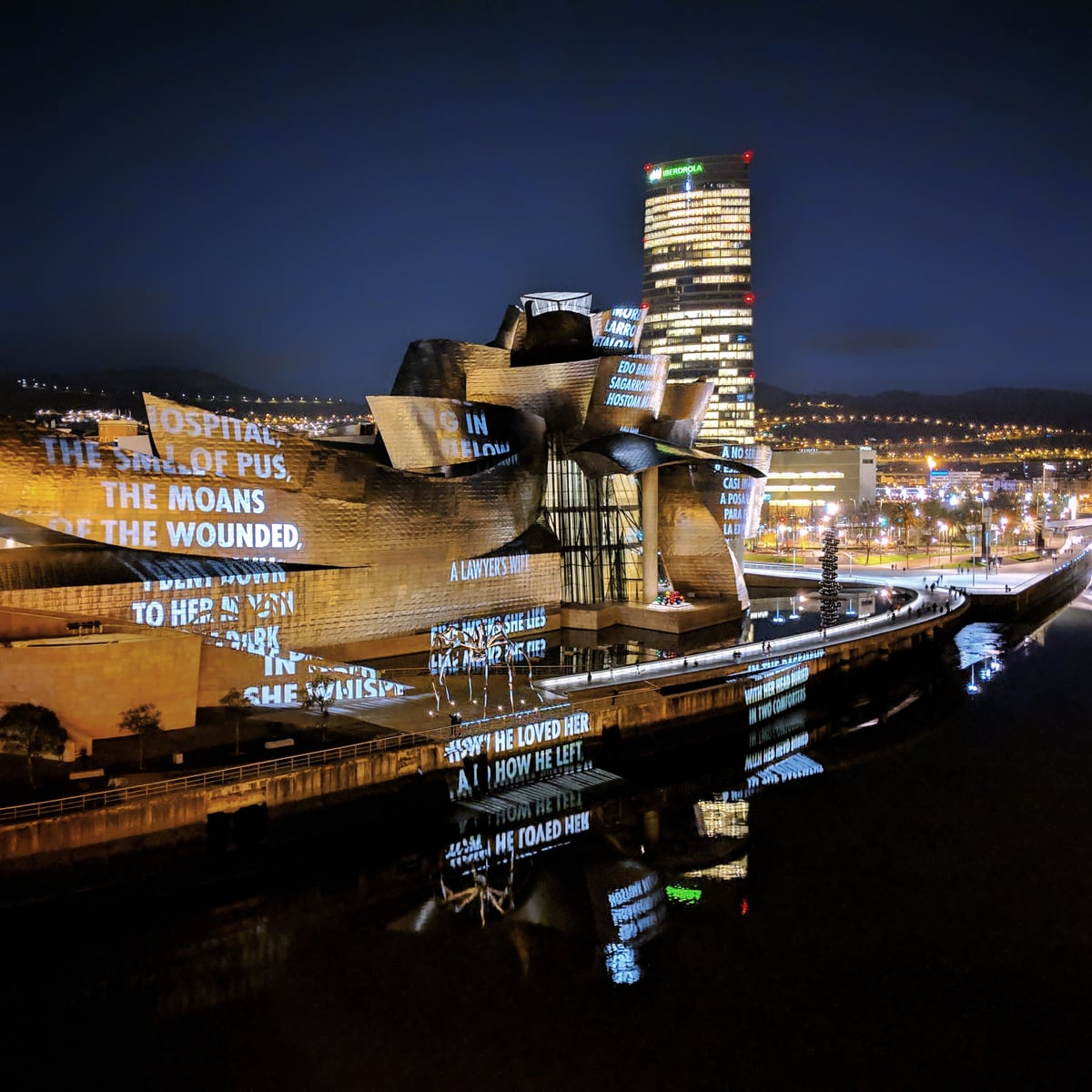 Fotografía durante el evento de Versos de luz: Jenny Holzer ilumina el Guggenheim Bilbao, al que tuve la oportunidad de asistir.