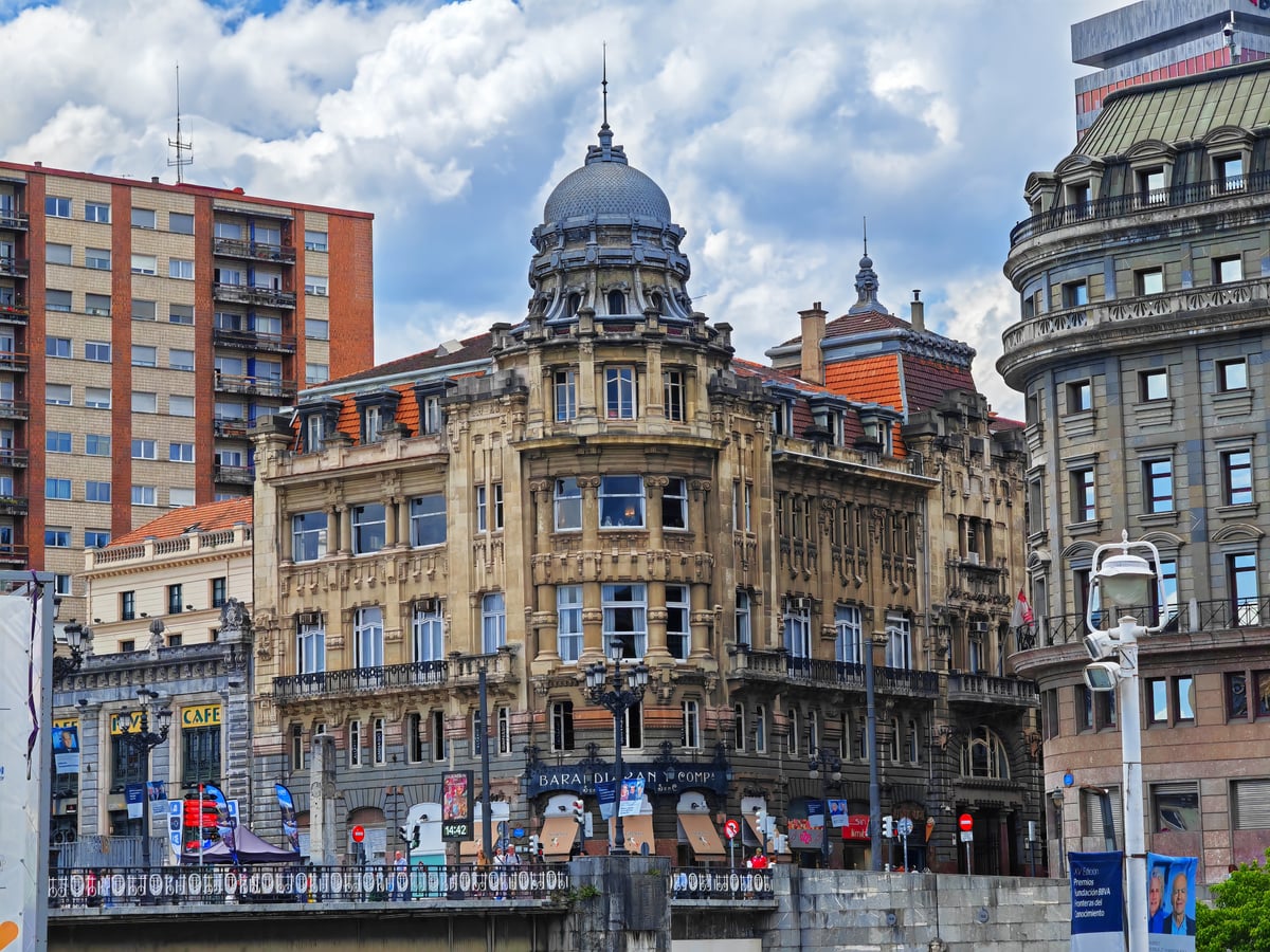 Fotografía de la fachada exterior de Edificio de la Sociedad Bilbaina resaltando sus principales elementos arquitectónicos.