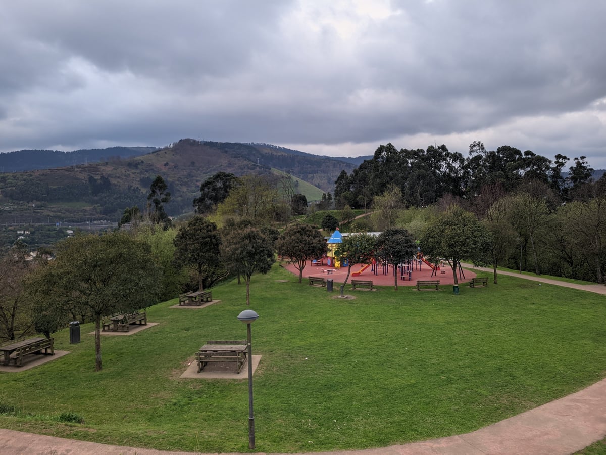 Fotografía de Parque de Larreagaburu en un día soleado en Bilbao.