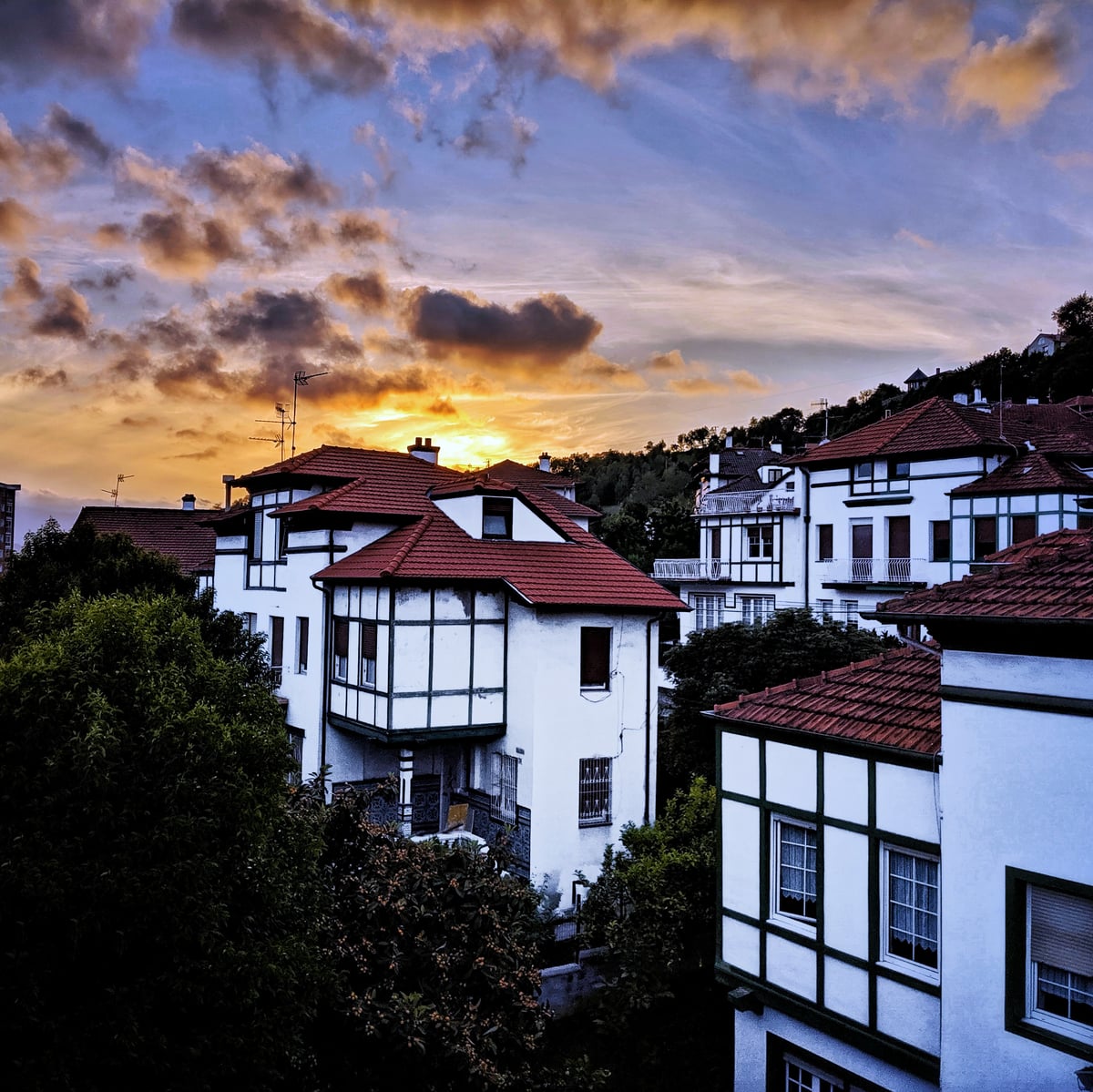 Fotografía de Loruri - Ciudad Jardín en un día soleado en Bilbao.