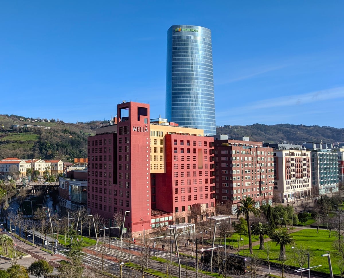 Fotografía de la fachada exterior de Melia Bilbao Hotel resaltando sus principales elementos arquitectónicos.
