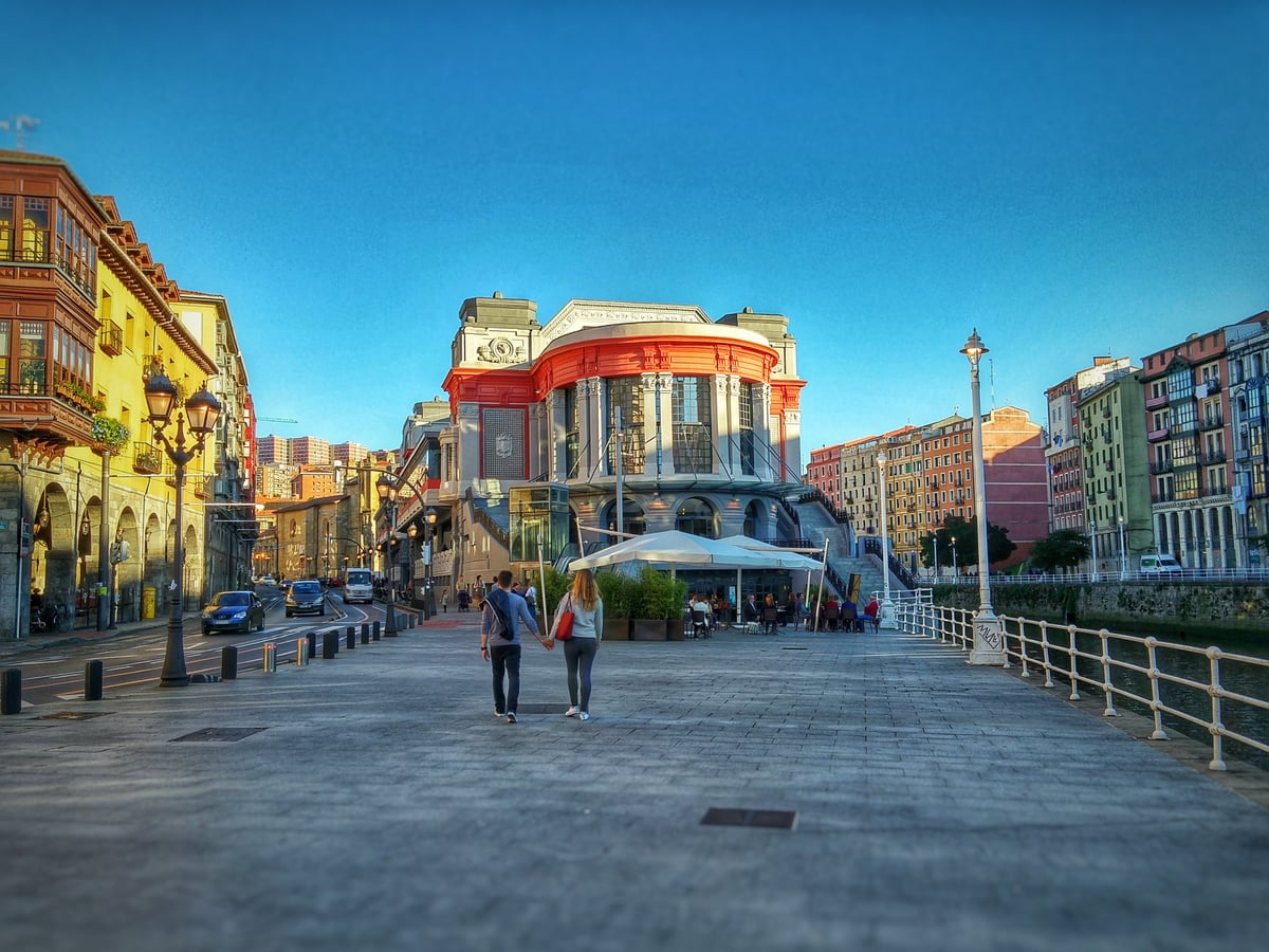 Fotografía de la fachada exterior de Mercado de la Ribera resaltando sus principales elementos arquitectónicos.
