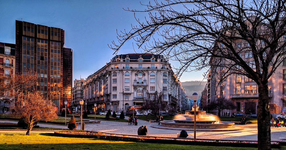 Fotografía de Plaza Moyua en un día soleado en Bilbao.