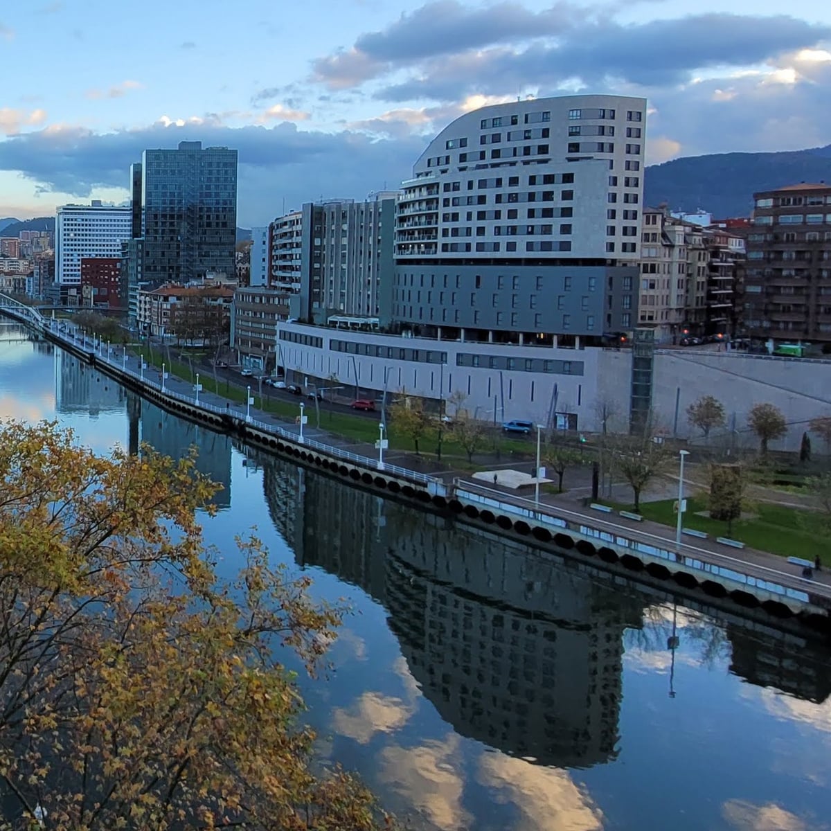 El edificio MuseoAlde visto desde el puente de la Salve, mostrando su diferencia de cota entre la calle Mazarredo y la ria de Bilbao