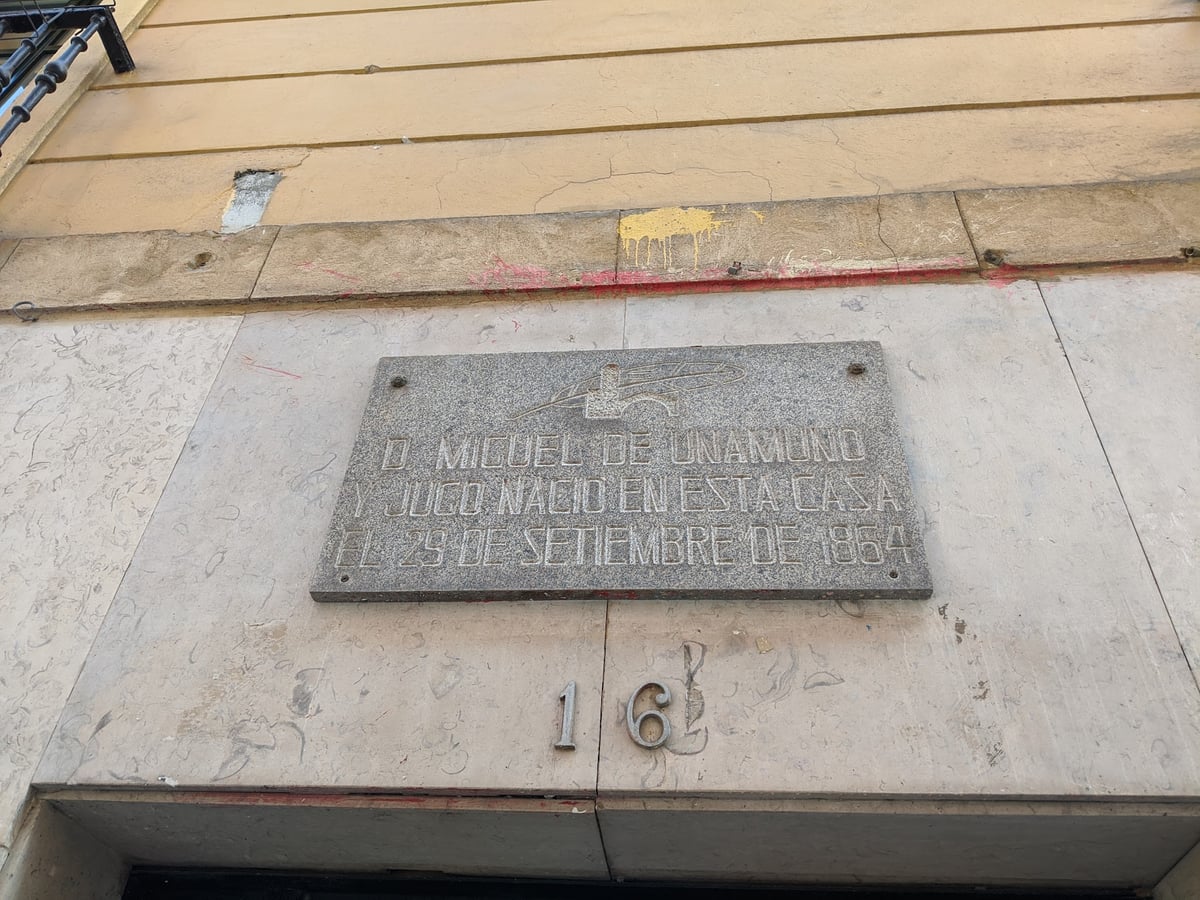 Fotografía de la fachada exterior de La casa natal de Miguel de Unamuno resaltando sus principales elementos arquitectónicos.