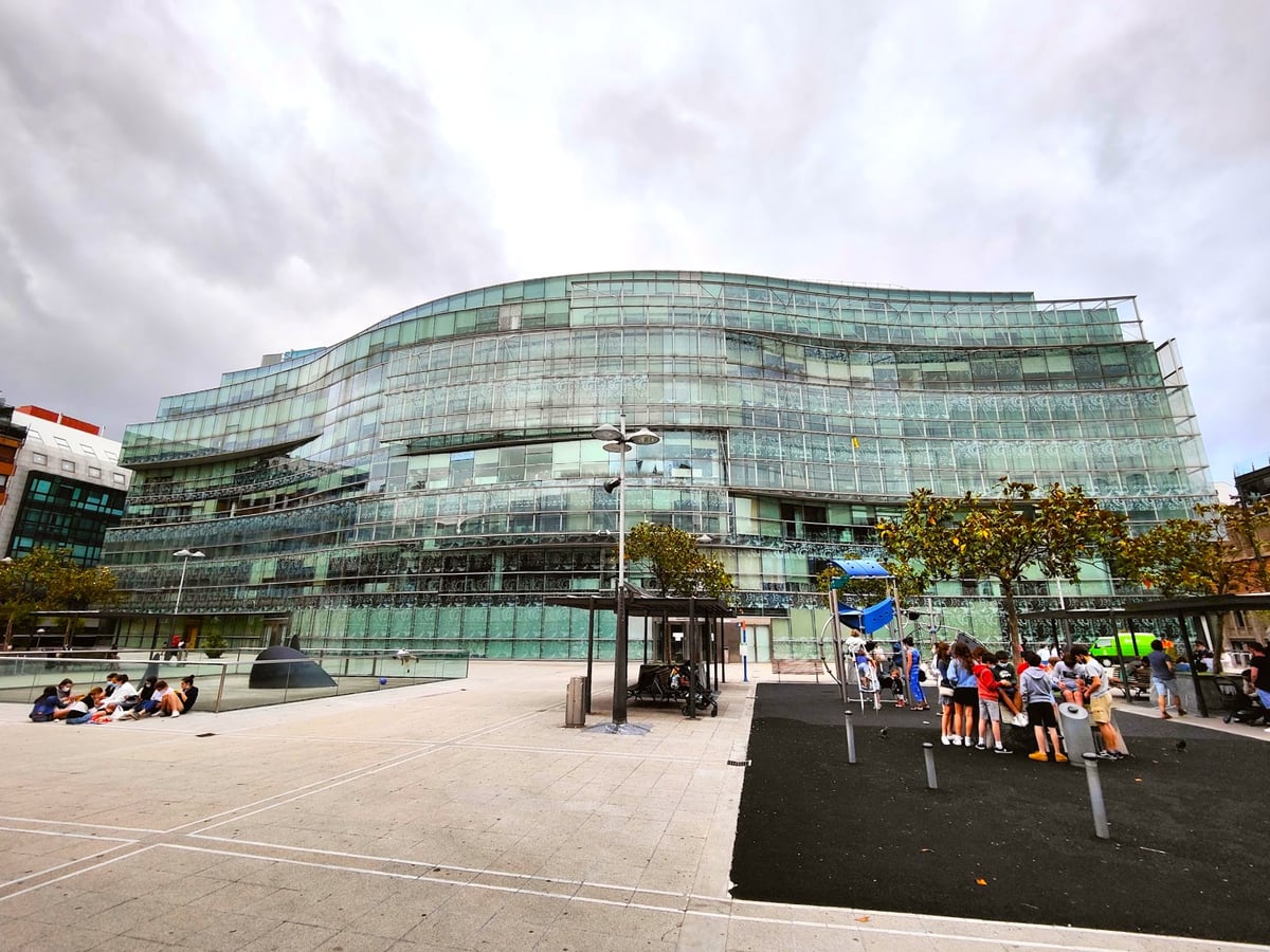 Fotografía de la fachada exterior de Edificio Plaza Bizkaia resaltando sus principales elementos arquitectónicos.