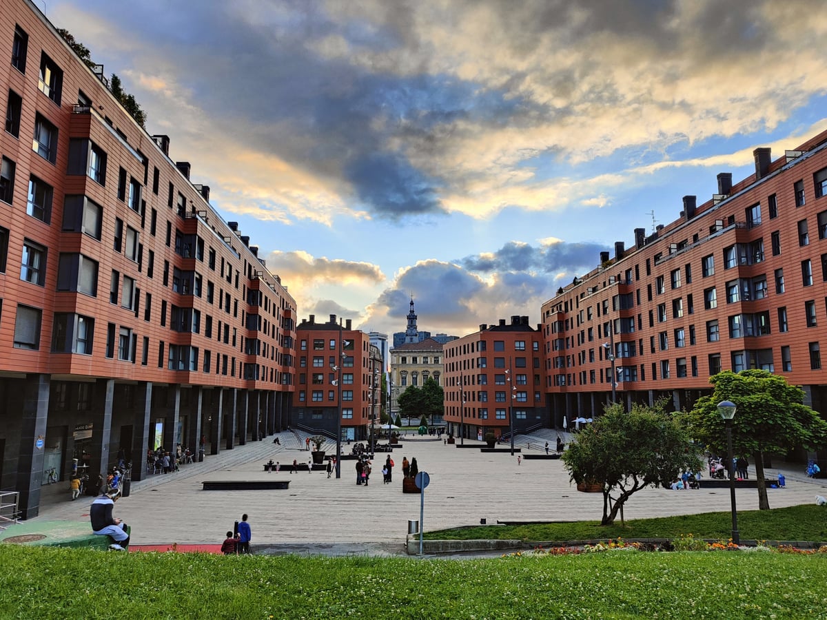 Fotografía de Plaza del Gas en un día soleado en Bilbao.
