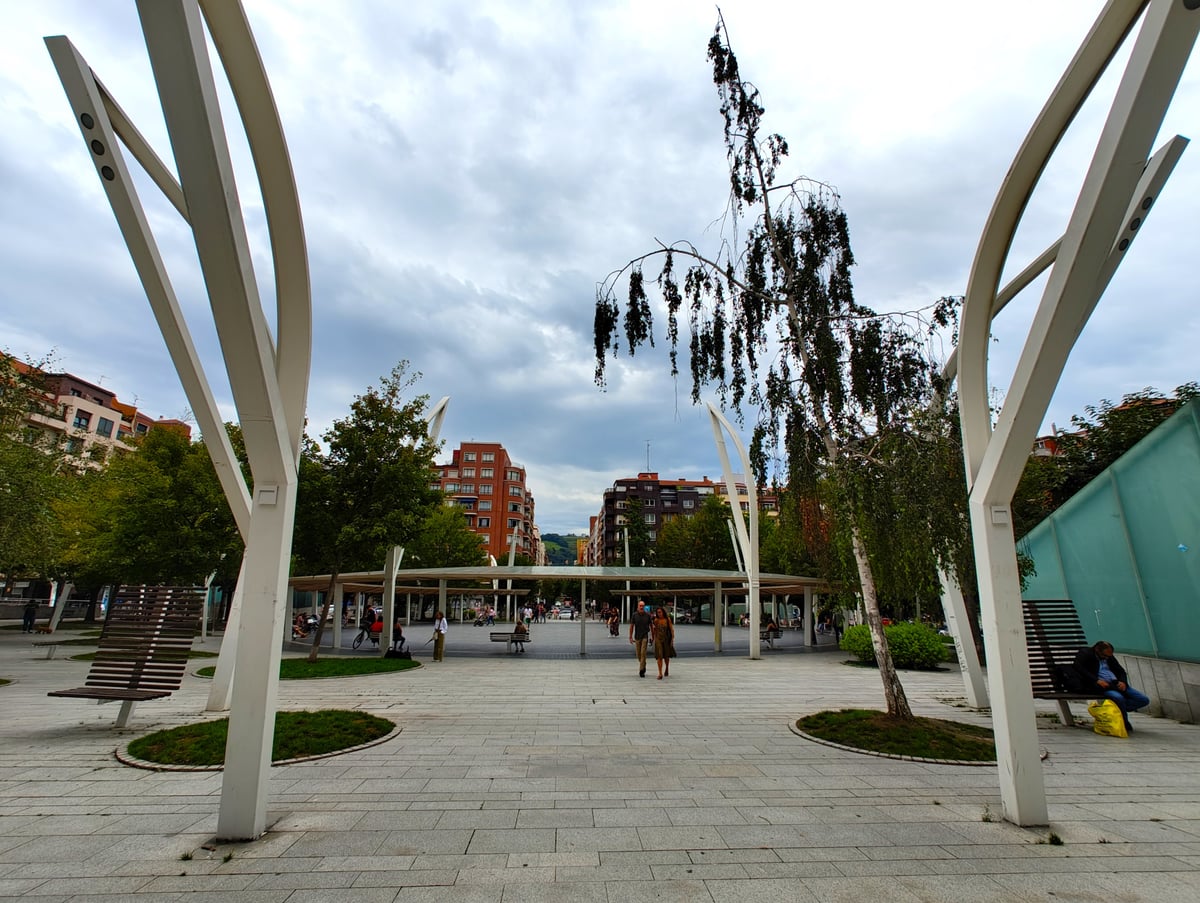 Fotografía de Plaza de Indautxu en un día soleado en Bilbao.