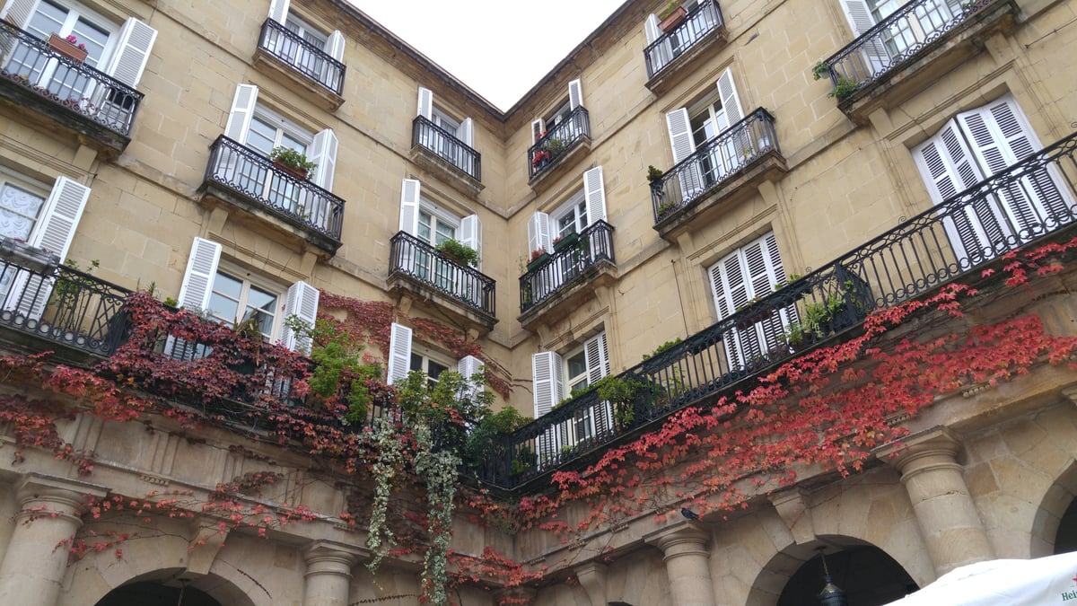Fotografía de Plaza Nueva en un día soleado en Bilbao.
