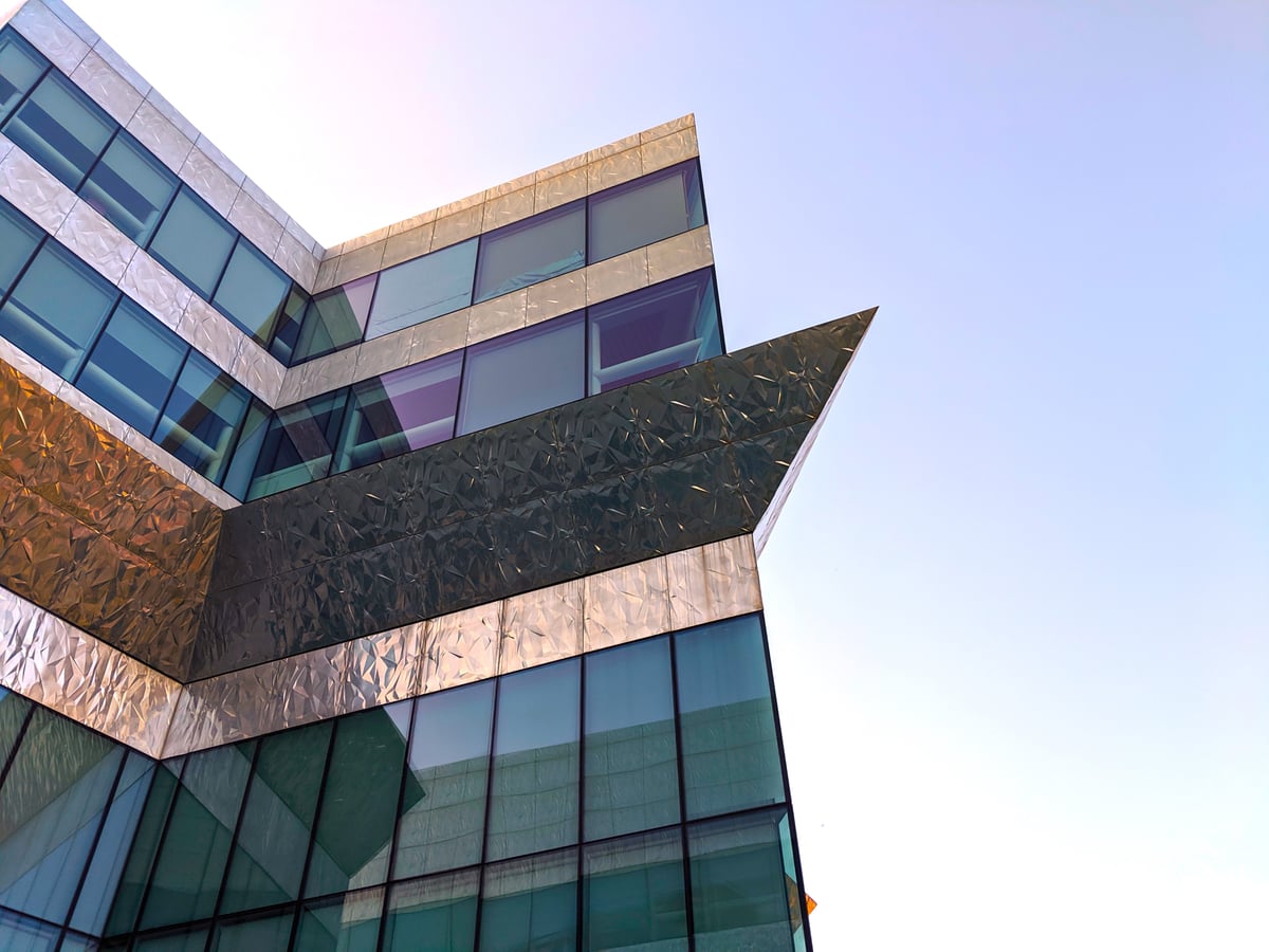 Fotografía de la fachada exterior de Sede de la Policía Municipal de Bilbao resaltando sus principales elementos arquitectónicos.