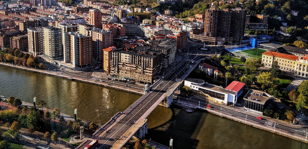 Fotografía de la fachada exterior de El puente de Deusto resaltando sus principales elementos arquitectónicos.