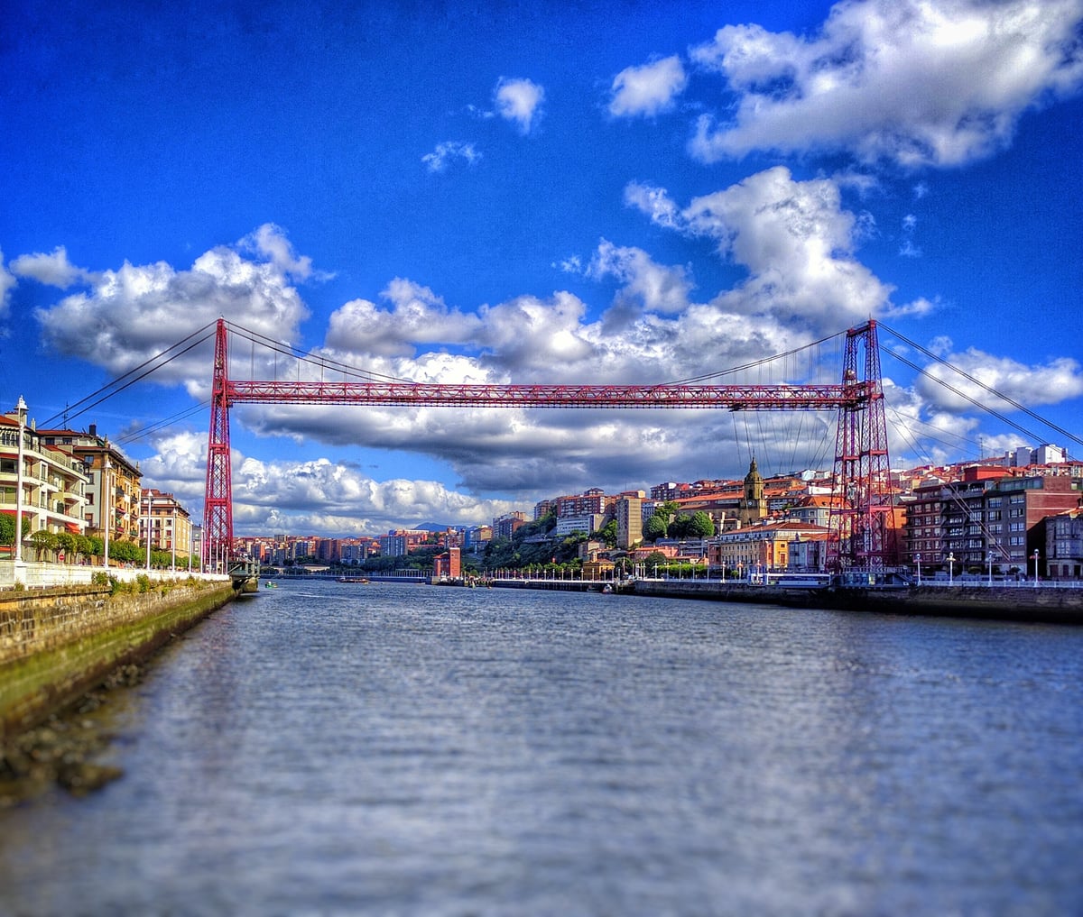 Fotografía de la fachada exterior de Puente de Vizcaya resaltando sus principales elementos arquitectónicos.