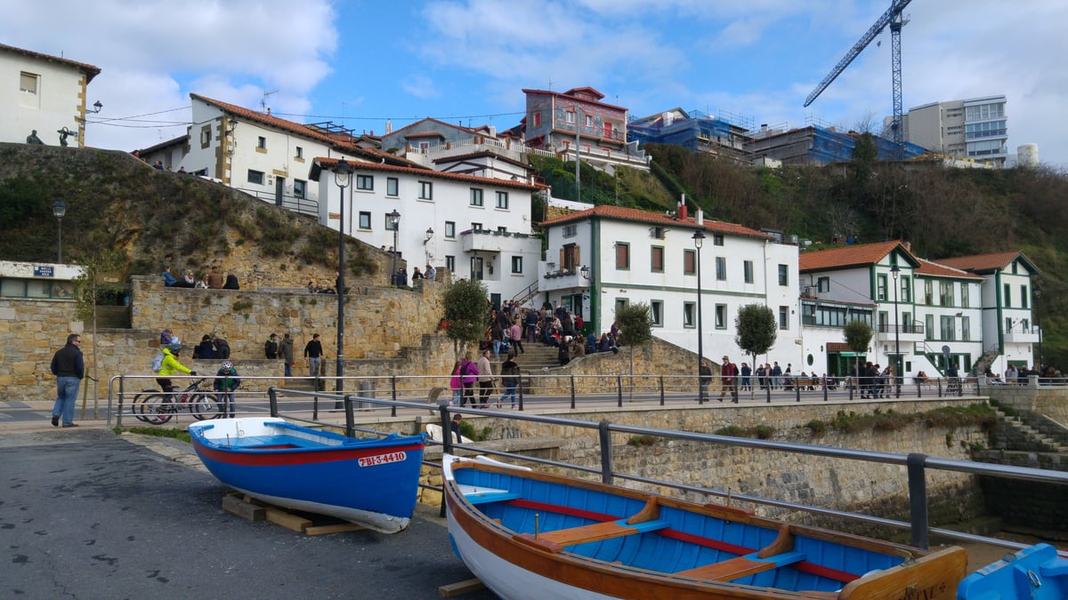 Fotografía de Puerto Viejo de Algorta en un día soleado en Bilbao.