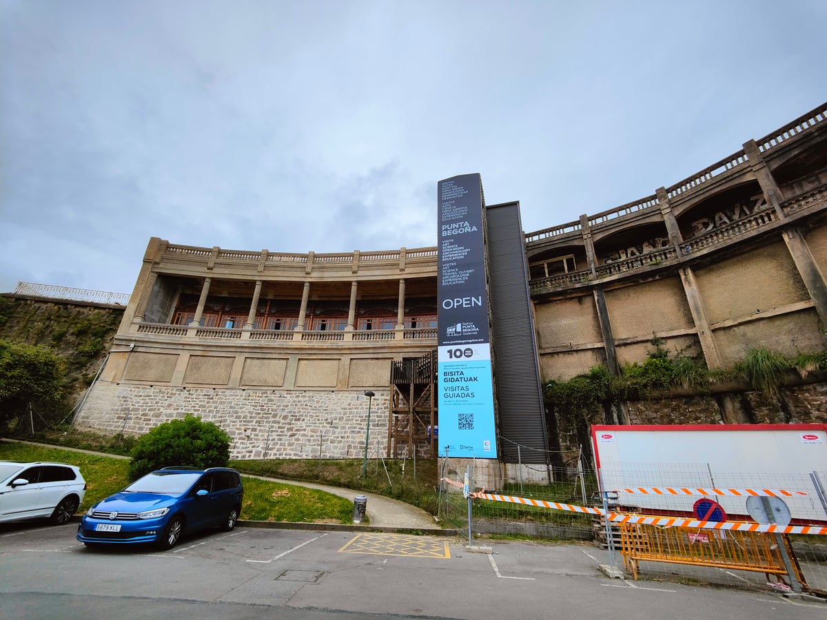 Fotografía de la fachada exterior de Galerías Punta Begoña resaltando sus principales elementos arquitectónicos.