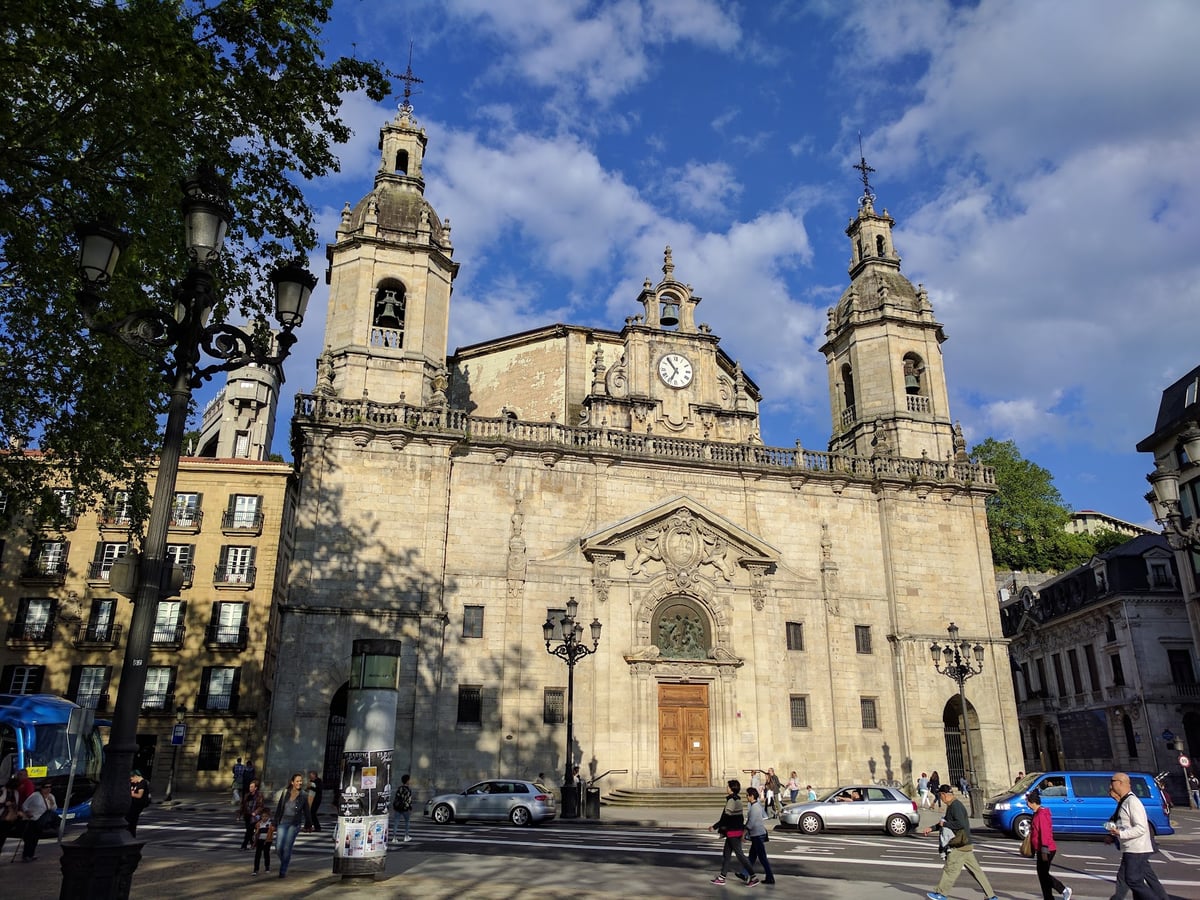 Fachada de la iglesia de San Nicolás de Bilbao vista desde el Arenal