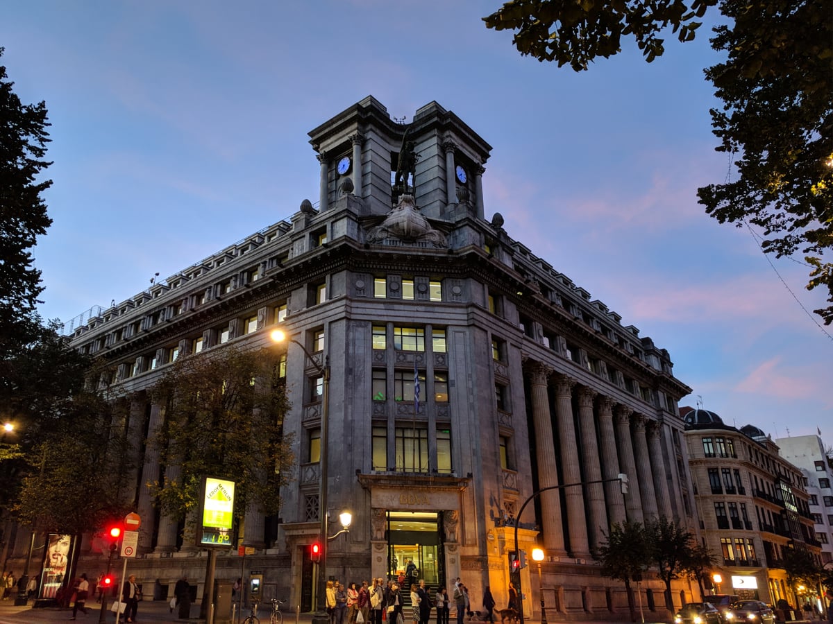 Fotografía de la fachada exterior de Edificio BBVA resaltando sus principales elementos arquitectónicos.