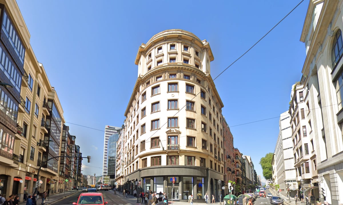 Fotografía de la fachada exterior de Edificio Spaces resaltando sus principales elementos arquitectónicos.