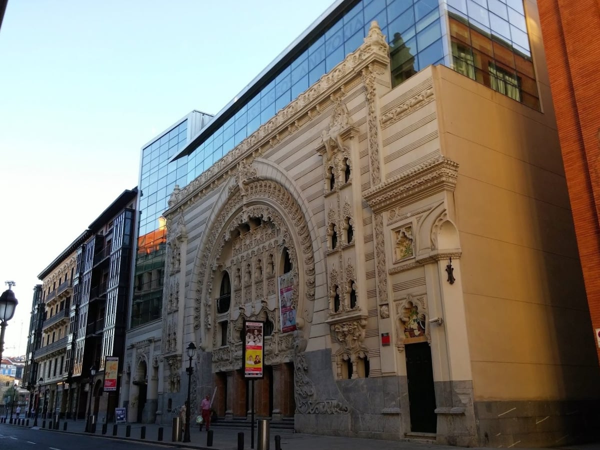 Fotografía de la fachada exterior de Teatro Campos Elíseos resaltando sus principales elementos arquitectónicos.