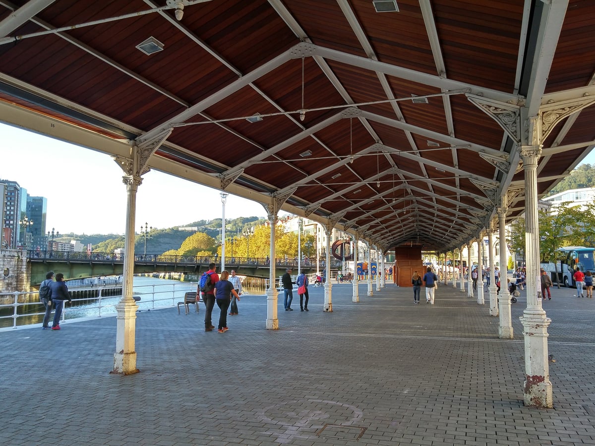 Fotografía de la fachada exterior de Tinglados del Arenal resaltando sus principales elementos arquitectónicos.