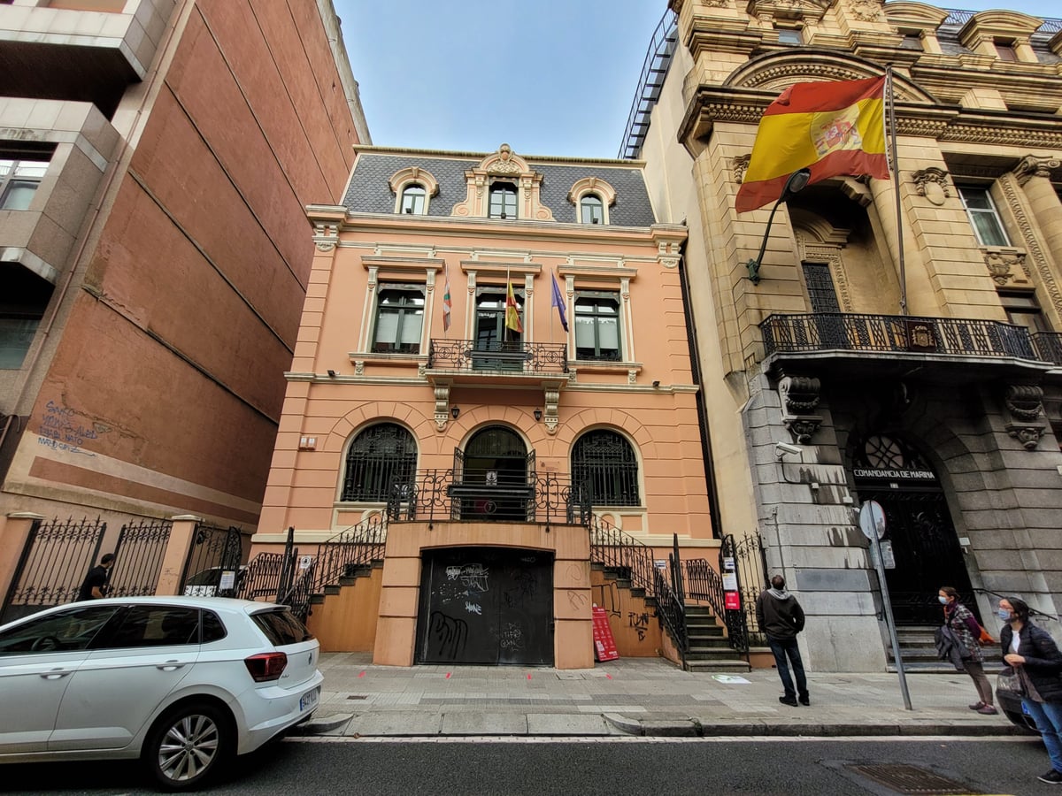 Fotografía de la fachada exterior de Villa María resaltando sus principales elementos arquitectónicos.