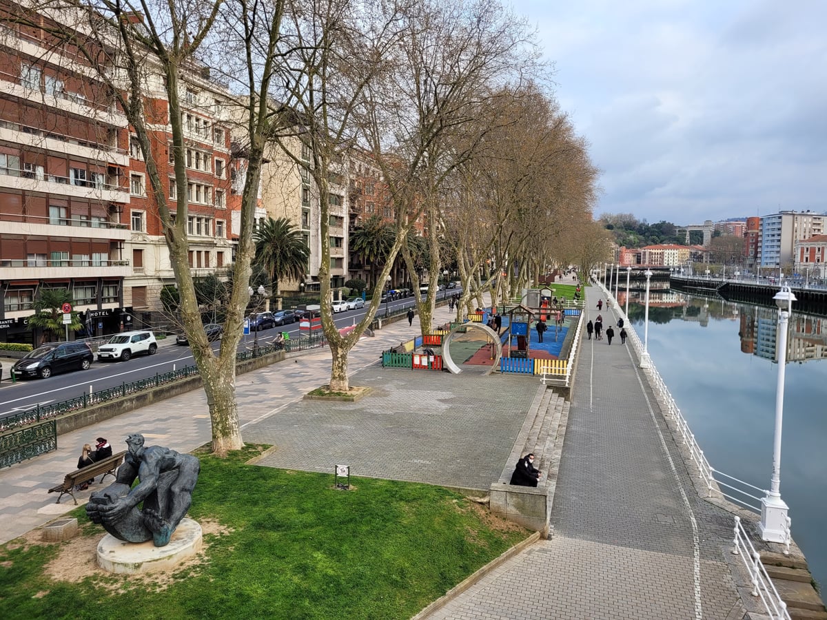Fotografía de Paseo del Campo Volantín en un día soleado en Bilbao.